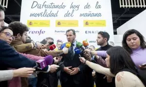 El ministro de Transportes y Movilidad Sostenible, Óscar Puente, realiza unas declaraciones a la prensa, durante su visita a la 44ª edición de la Feria Internacional del Turismo, Fitur 2024.