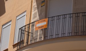 Cartel de 'Se Vende' en un balcón de una vivienda, a 17 de mayo de 2023, en Barcelona, Catalunya.