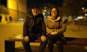 25/01/2023 - Els germans Josep i Maribel Ferrándiz, en una plaça de Nou Barris.