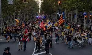 Decenas de manifestantes durante una concentración por el 1-O, a 1 de octubre de 2023, en Barcelona, Catalunya.
