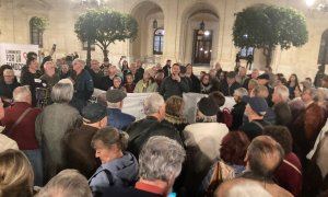 Concentración en Sevilla en defensa de la democracia.