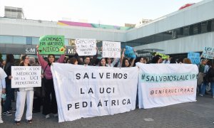 26/1/24 - Decenas de personas durante una concentración para reclamar una solución para la UCI Pediátrica de La Paz, frente al edificio Materno-Infantil del hospital, a 24 de enero de 2024, en Madrid.