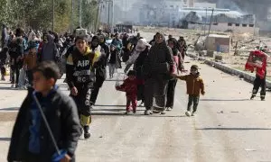 Grupos de personas huyen a pie de Jan Yunis, en el sur de Gaza, por los ataques de Israel, a 25 de enero de 2024.