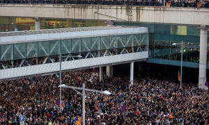 Miles de personas se agolpan ante el aeropuerto de El Prat después de que la plataforma Tsunami Democrático llamara a paralizar la actividad del aeropuerto de Barcelona, en protesta por la condena a los líderes del proceso. EFE/Quique García.