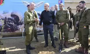 El primer ministro israelí, Benjamín Netanyahu (c), visitando este jueves 25 de enero de 2024 a las tropas apostadas en la base de Reim, cerca de Gaza.