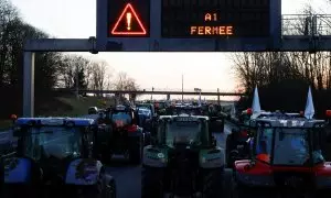 Los tractores bloquean una carretera durante una protesta de los agricultores franceses, en Chamant, cerca de París, el 26 de enero de 2024.