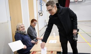 el ex primer Ministro de Finlandia y candidato presidencial del Partido de Coalición Nacional, Alexander Stubb, emite su voto en una mesa electoral durante las elecciones presidenciales de Finlandia, en Espoo, Finlandia, el 28 de enero de 2024.