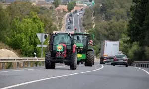 Pagesos conduint tractors per l'N-240 entre el Morell i Tarragona en una protesta l'any 2023