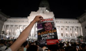 Un manifestante con un cartel durante la masiva protesta contra el 'decretazo" de Milei en Argentina.