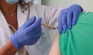 Un hombre se vacuna contra la gripe y la covid en un centro de salud de Sevilla.