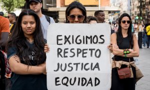 Varias personas se concentran para apoyar al futbolista brasileño Vinicius Jr, en la Plaza del Callao, a 4 de junio de 2023, en Madrid (España).