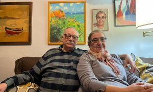 José y Blanca, inquilinos del número 7 de la calle Tribulete de Madrid desde hace 40 años, en el salón de su casa.