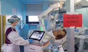 Una técnico de rayos hace una radiografía, en una imagen de archivo.