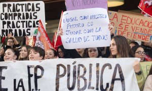 Varios estudiantes protestan con carteles frente a la Asamblea de Madrid, a 1 de febrero de 2024, en Madrid (España).