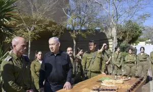 02/02/2024 El primer ministro israelí, Benjamín Netanyahu, visita el jueves a las tropas apostadas en la base de Reim, cerca de Gaza.