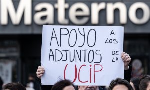 2/2/24- Un hombre sujeta una pancarta durante una manifestación tras el cierre de la UCI pediátrica del Hospital Universitario La Paz, a 18 de enero de 2024, en Madrid.