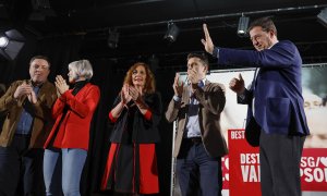 El candidato socialista a la Presidencia da Xunta, José Ramón Gómez Besteiro, (d) junto al secretario general del partido, Valentín González Formoso y otros candidatos del PSdeG en Boiro (A Coruña) este viernes.