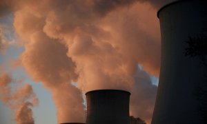 El humo y el vapor se elevan desde la central eléctrica de Belchatow, la central eléctrica alimentada por carbón y lignito más grande de Europa, en Rogowiec, Polonia.