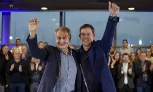 El candidato del PSdeG a la presidencia de la Xunta de Galicia, José Ramón Gómez Besteiro (d), junto al el expresidente del Gobierno José Luis Rodríguez Zapatero, durante el mitin celebrado este martes en A Coruña