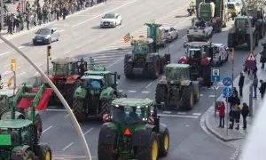 07/02/2024 - Tractors entrant per l'Avinguda Meridiana de Barcelona aquest dimecres.