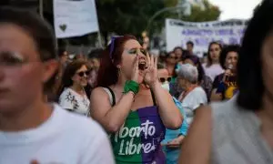 Una mujer protesta en la manifestación por el Día de Acción Global por la despenalización del aborto, a 28 de septiembre de 2023, en Madrid (España).