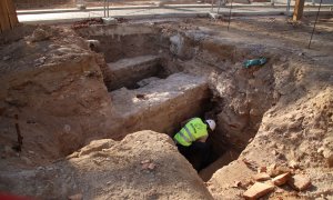 Un arqueòleg treballant en l'excavació de la Rambla