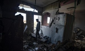 7/2/24 - Un palestino mira el interior de su casa dañada tras los ataques aéreos israelíes nocturnos contra el campo de refugiados de Rafah, en el sur de la Franja de Gaza, a 7 de febrero de 2024