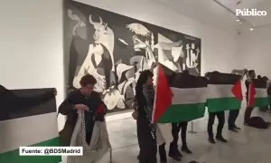 Activistas exigen un alto el fuego en Gaza frente al Guernica y denuncian los lazos diplomáticos de España con Israel