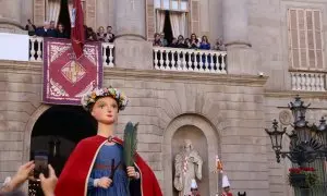 La gegantona Laia a la plaça de Sant Jaume amb l'alcaldessa i els regidors al balcó per les festes de Santa Eulàlia