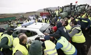 Agricultores navarros zarandean dos coches de la Guardia Civil que les cortaban el paso hacia Pamplona