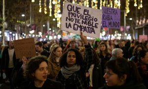Decenas de personas portan carteles, durante una manifestación por el 25N, a 25 de noviembre de 2023, en Barcelona, Catalunya (España).