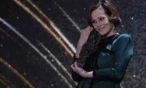 "Reina", "dama" o "verdadera estrella": a Sigourney Weaver le llueven los elogios por acordarse en los Goya de su dobladora en España