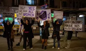 Varias mujeres con carteles durante una manifestación por el 25N de 2023 en Barcelona.