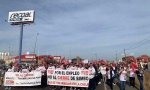 Manifestación de trabajadores de la fábrica de Bimbo en El Verger (Alacant) contra el cierre de la planta.