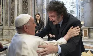 El presidente de Argentina, Javier Milei, abraza al papa Francisco durante la misa para canonizar a María Antonia de Paz y Figueroa en el Vaticano.