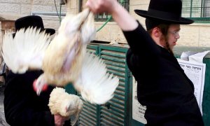 Un judío ultraortodoxo realiza el ritual con un pollo vivo en en Jerusalén, previo al inicio de la fiesta judía del Yom Kipur