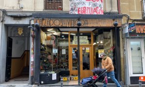 El bloque de la calle Tribulete, 7, en Lavapiés (Madrid), en proceso de compra por una empresa inmobiliaria que amenaza con el desalojo de más de 40 familias.