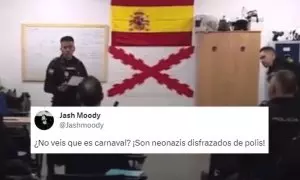 "Por lo menos se han acordado de esconder la del pollo": estupor al ver la bandera que cuelga en una comisaría de Policía