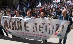 Varias personas se manifiestan por el Día de las Letras Galegas, a 17 de mayo de 2023, en Santiago de Compostela.