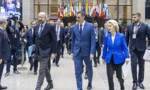 El presidente del Gobierno, Pedro Sánchez, junto al presidente del Consejo Europeo, Charles Michel y la presidenta de la Comisión Europea, Ursula von der Leyen, en Bruselas, a 15 de diciembre de 2023.