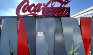 Logotipo de Coca-Cola a las puertas de su sede en la calle de la Ribera del Loira, Madrid.