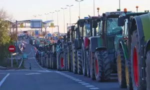 Tractors aparcats a l'A-27, a tocar de l'entrada del port de Tarragona