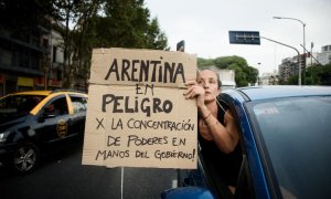 Parte de la población argentina protesta en las calles contra Javier Milei, en Buenos Aires, a 7 de febrero de 2023.