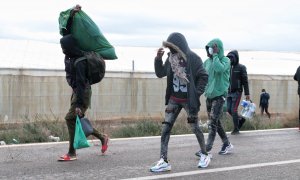 Algunos migrantes se marchan del campamento de El Walili (Níjar, Almería) tras el incendio en una de las chabolas el pasado 30 de enero de 2023.