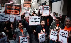 Activistas y vecinos afectados protestan frente a la empresa Elix Rental Housing, que planea comprar varios bloques de viviendas en Madrid y desalojar a los inquilinos, a 13 de febrero de 2024, en Madrid.