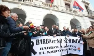Fotografía de la concentración por la muerte de dos agentes de la Guardia Civil, el 10 de febrero de 2024 en Barbate (Cádiz).