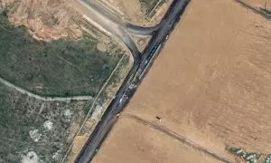 Una imagen de satélite muestra la construcción de un muro a lo largo de la frontera entre Egipto y Gaza, cerca de Rafah. REUTERS/Maxar Technologies