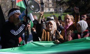 Varias personas durante una manifestación en apoyo a Palestina, el 17 de febrero de 2024, en Madrid (España).