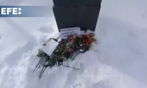Miles de rusos peregrinan en memoria de Navalni, a pesar de las advertencias policiales