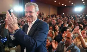 El candidato del PP a la Xunta, Alfonso Rueda, celebra la victoria electoral en Santiago de Compostela, a 18 de febrero de 2024.